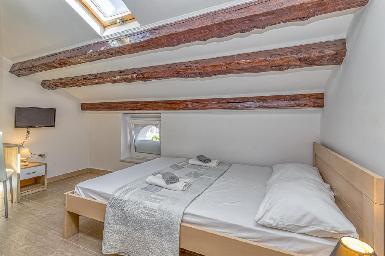 Rooms Vitoria On Joakim Square Poreč Exteriör bild