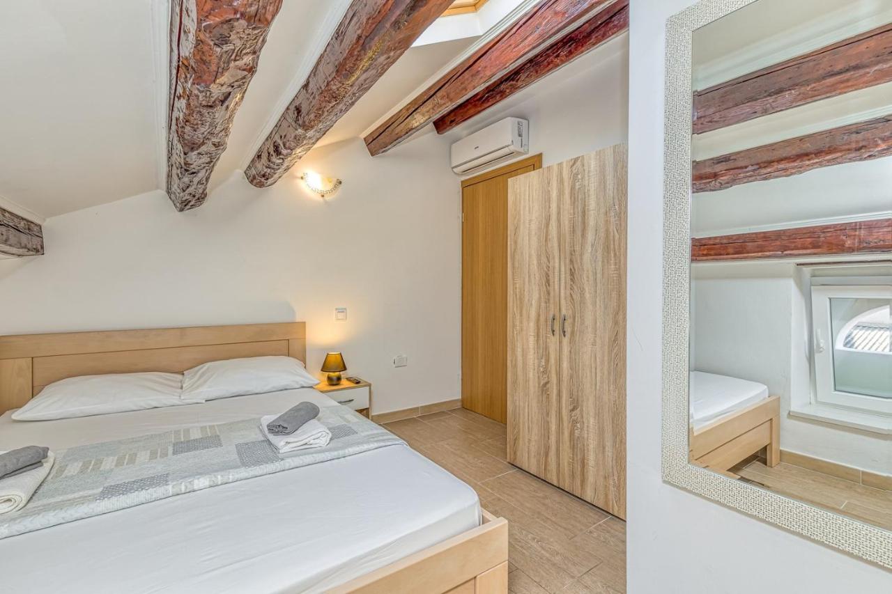 Rooms Vitoria On Joakim Square Poreč Exteriör bild