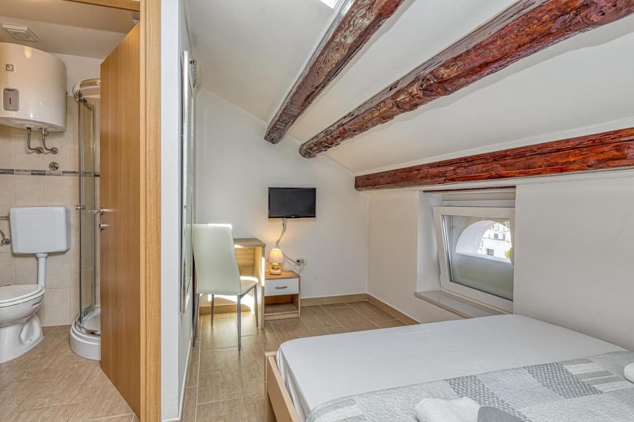 Rooms Vitoria On Joakim Square Poreč Exteriör bild