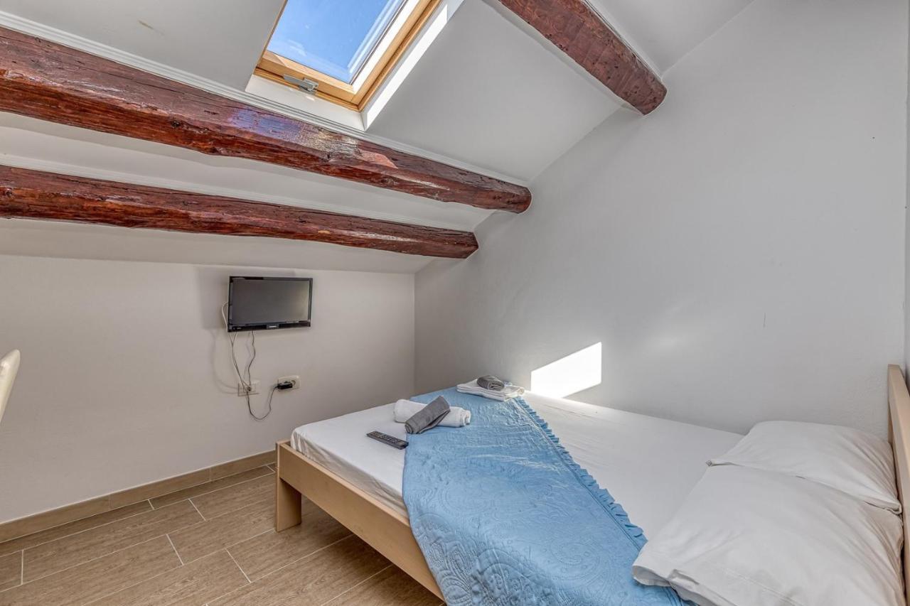 Rooms Vitoria On Joakim Square Poreč Exteriör bild